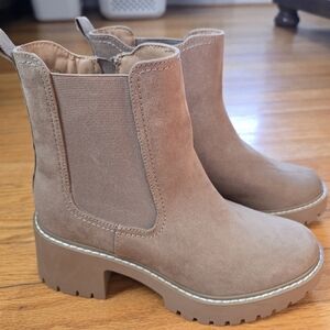Universal Thread Tan Chelsea Boots